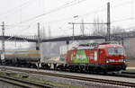 193 301 mit Werbung und Güterzug in Opladen, 13.4.18.