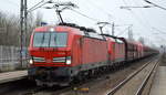 DB Cargo Deutschland AG mit der Doppeltraktion  193 355  [NVR-Number: 91 80 6193 355-5 D-DB) +   193 340  [NVR-Number: 91 80 6193 340-7 D-DB] und Erzzug (leer) Richtung Hamburg Durchfahrt Bf.