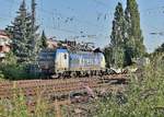 Mit Kasteltragwagen und vereinzelten Kasteln ist die Boxxpress 193 836-4 bei der Durchfahrt in Rheydt Hbf zu sehen.