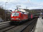 DB-SIEMENS-VECTRON 193 315 MIT CONTAINERZUG IN KIRCHEN/SIEG  Mit Containerzug durchquert hier die 193 315 am 8.3.2020 den Bahnhof KIRCHEN/SIEG....