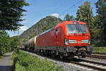 Lokomotive 193 306am 18.08.2020 in Rhöndorf mit Drachenfelsen und Drachenburg.