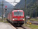 Zwei Vectron-Lokomotiven (193 337 & unbekannte Schwester) der DB rollen mit ihrem Güterzug in den Bf.