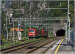 Die DB 193 345 und eine weitere im italienischen Iselle di Trasquera auf der Fahrt Richtung Norden, auf den letzten Meter der FS Trenitalia Geleisen; im Tunnel di Iselle, der im Hintergrund zu sehen