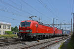 Doppeltraktion, mit den Siemens Vectron 193 313-4 und 193 325-8 der DB durchfährt den Bahnhof Pratteln.