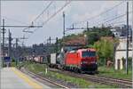 Die DB 193 323 erreicht mit einem langen Güterzug den Bahnhof von Gallarate, wo der Zug von der Hauptstrecke abzweigt, um zum nahen Container Terminal zu fahren.

23. Mai 2023