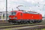 Siemens Vectron Lok 193 326-6 der DB durchfährt den Badischen Bahnhof.