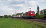 193 310 schleppte am 28.04.19 einen Schenker-KLV durch Burgkemnitz Richtung Bitterfeld.