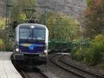 CARGOLOK SIEMENS-VECTRON 193 824-0 IM BAHNHOF KIRCHEN/SIEG
Mit leeren Autotransportwagen auf Durchfahrt in KIRCHEN/SIEG,die SIEMENS-
VECTRON-CARGOLOK am 21.10.2019 in Fahrtrichtung SIEGEN....