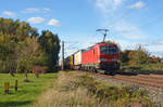193 305 führte am 04.10.20 einen Schenker-KLV durch Greppin Richtung Bitterfeld.