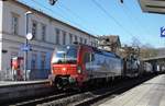 SBB-LOK SIEMENS-VECTRON 193 476 IN KIRCHEN/SIEG    Die SBB-Vectron mit schönem outfit auf der SIEGSTRECKE im Bahnhof KIRCHEN,  in Fahrtrichtung BETZDORF/KÖLN,am 3.3.2021...