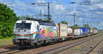 DB Cargo AG [D] mit  193 366  [NVR-Nummer: 91 80 6193 366-2 D-DB] und Containerzug am 17.05.21 Durchfahrt Bf. Saarmund.