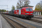 Die auffällig gestaltete 193 342  Unlock The Dock & Westport Express  führt gemeinsam mit 193 710  140 Jahre E-Mobilität  einen Zug des kombinierten Ladungsverkehrs durch Aßling auf dem Weg nach Italien.
Aßling, 14.10.2022
