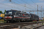 Am 25.05.2023 schleppt die Lok 189 999-6 die Siemens Vectron 193 658-2 durch den Bahnhof Pratteln.