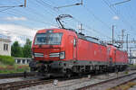 Doppeltraktion, mit den Siemens Vectron 193 359-7 und 193 306-8 durchfährt am 22.05.2023 solo den Bahnhof Pratteln.