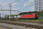 Siemens Vectron 193 330-8 der DB durchfährt am 27.04.2023 den Bahnhof Pratteln.