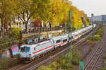 Mit der 193 448 an der Spitze durchfährt der ICE L auf dem Weg nach Berlin Ostbahnhof am 04.11.2025 Düsseldorf-Zoo