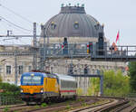 193 499 fährt mit dem IC aus Amsterdam über die Berliner Museumsinsel.