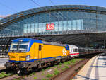 193 735 fährt mit einem IC nach Amsterdam im Berliner Hbf los.