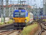 193 737 ist am 27.08.2025 mit ihrem InterCity-Flachpark auf der Linie 77 in Richtung Amsterdam Centraal bei der Einfahrt in Hannover Hauptbahnhof unterwegs.