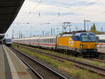 Nach der Drehfahrt steht 193 263 mit dem IC Hamm-Amsterdam am Startbahnhof bereit. Daneben der IC der Mitte-Deutschland-Verbindung mit Steuerwagen beim Fahrtrichtungswechsel. Oktober 2024