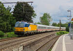 193 766 fährt mit einem Umleiter IC von Hannover nach Amsterdam über Altenbeken-Hamm-Münster-Rheine am Haltepunkt Paderborn Kasseler Tor vorbei. Juli 2025