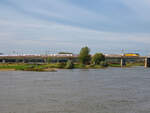Ein IC mit niederländischer Vectron von Amsterdam nach Berlin überquert die Ijssel kurz vor Deventer.