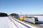 6193 088 (Railpool) kam über Saarmund. Bei Ahrensdorf konnte der Containerzug mit einer Schneelandschaft festgehalten werden. 11.01.2026