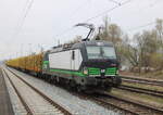 193 832-3 stand am Mittag des 12.04.2026 mit Holzzug von Rostock-Bramow nach Stendal-Niedergörne in Rostock-Bramow.