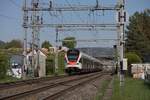Die Strecke Basel - Olten ist dicht befahren. Zwischen Liestal und Sissach sind nur zwei Geleise vorhanden. Da folgt ein Zug dem anderen. Am 24.04.2026 begegnet hier die S-Bahn einem Güterzug bei Ittingen BL.