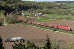 193 304 DB Cargo bei Breitenfurt am 25.4.26. Der Traktor parfümiert die Landschaft.
