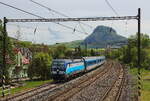 Der R von Prag nach Cheb mit der 193 293 unterhalb des markanten Berges Boren im Bilinatal. Aufgenommen am 20.05.2026