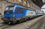 E-Lok 193 227 steht abgeb�gelt, im Bahnhof von Budapest Keleti, nun werden die Personenwagen abgeh�ngt aus dem Bahnhof gezogen und die Lok kann das Kopfgleis verlassen.