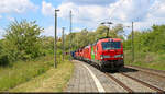 Lokzug und gemischter G�terzug in einem: 6193 312-6  Das ist gr�n  (Siemens Vectron) durchf�hrt den Hp Zscherben auf Gleis 2 Richtung Halle Rosengarten.