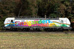 Einziganders bunt ist die 193 366 der DB Cargo.