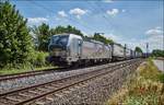 193 806-7 ist mit einen Aufliegerzug am 05.07.2017 bei Thüngersheim unterwegs.