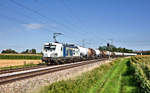 Die 193 513 fährt am Morgen des 5.8.2017 in Niedermünchsdorf mit einem KLV Zug vorbei.