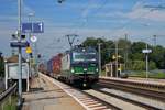 193 249 (Vectron AC) der ELL vor einem Güterzug bei der Durchfahrt durch den Bahnhof Osterhofen.