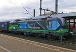 Personalwechsel. 193 213 mit Containerzug beim Halt im Bahnhof Fulda. Aufgenommen am 12.12.2015.