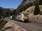 Die 193 777 und die 185 564 mit einem KLV-Zug am 07.04.2018 unterwegs bei St. Jodok.