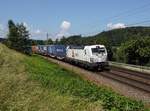 Die 193 815 mit einem KLV-Zug am 03.06.2018 unterwegs bei Sandbach.