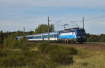 EuroCity auf dem Weg in Richtung Schwerin, mit dem Vectron 193 296-1 in Front. 3km östlich von Büchen, 08.10.2018.