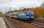 193 293 führte den EC 177 von Hamburg kommend am 20.10.18 durch Falkensee Richtung Berlin. Ziel des Zuges war der Prager Hbf. 