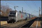 193 817 fährt am 5.12.2018 mit einem Güterzug durch die Haltestelle Trautmannsdorf.