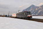 Der MRCE-Vectron X4E-701 mit einem Taschenwagen-Zug am 21.02.19 bei Oberaudorf in Richtung Kufstein.