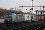 193 835 mit einem Containerzug am 28.02.2019 in Kassel-Wilhelmshöhe.