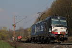 193 863 zog am Nachmittag des 07.04.2019 einen Containerzug in Richtung Eichenberg. Aufgenommen bei Friedland.