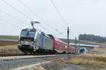 20.02.2018, Seit dem Fahrplanwechsel 2017 verkehren täglich 8 RE zwischen Nürnberg und Sonneberg über Coburg auf der neuen Schnellfahrstrecke Ebensfeld - Erfurt. Vor dem Tunnel Kulch bei Püchitz fahren hier zwei 193er (804 vorn/802 hinten)  mit ihrem  Dosto-Sandwich  RE 4806 Nürnberg - Sonneberg vorüber. 