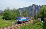 193 289 oblag am 11.06.19 die Bespannung des EC 171 von Berlin nach Prag. Hier rollt der Eurocity durch Rathen Richtung Tschechien.