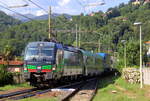 193 258-1 von SBB-Cargo-International kommt mit der rollende Landstraße aus Freiburg-(Brsg) Rbf(D) nach Novara Boschetto)(I) und fährt durch den Bahnhof von Orta-Miasino(I) in Richtung Novara(I). Aufgenommen von Bahnsteig in Orta-Miasino(I). 
Bei Sommerwetter am Nachmittag vom 30.7.2019.