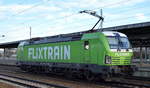 Diese ELL - European Locomotive Leasing, Wien [A]  193 247  [NVR-Nummer: 91 80 6193 247-4 D-ELOC] nun also auch Flixtrain Design bei der Durchfahrt Bf.